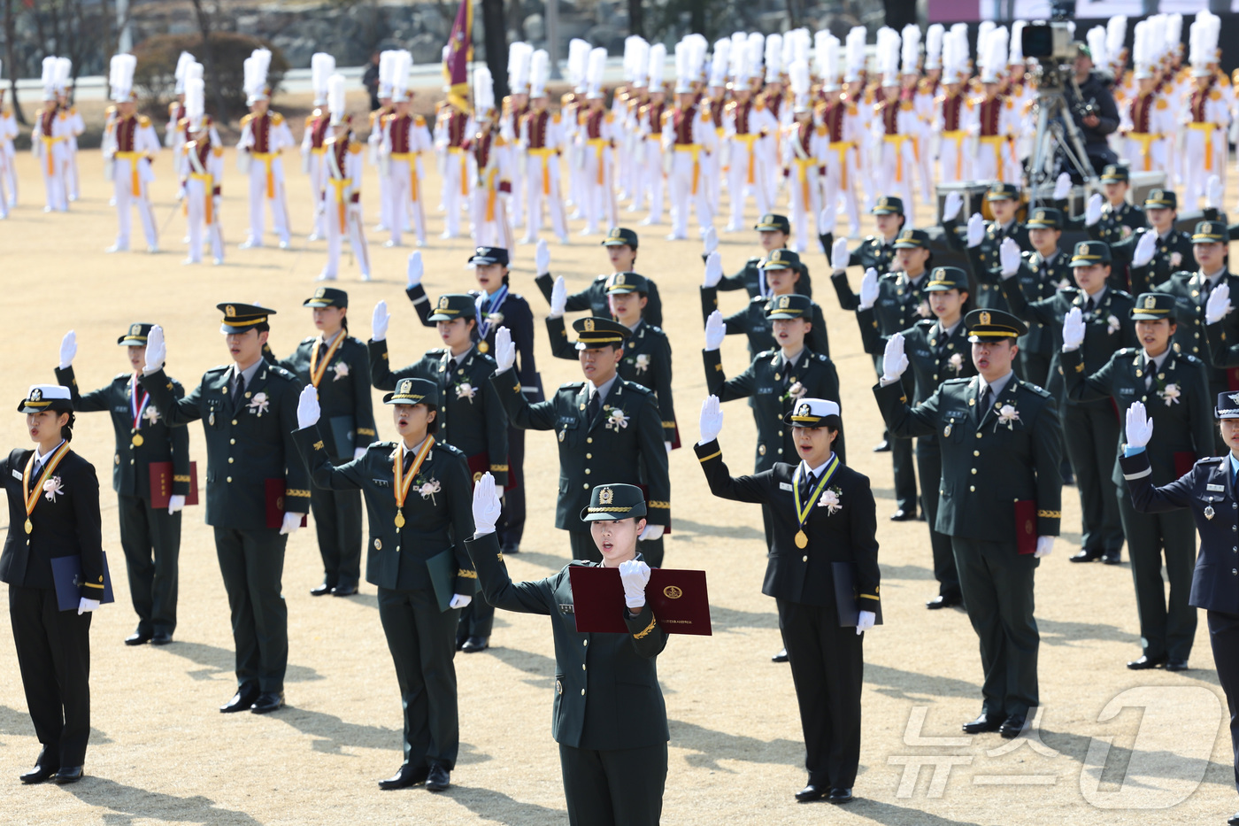 (서울=뉴스1) = 4일 오후 대전 국군간호사관학교 대연병장에서 열린 제66기 졸업 및 임관식에서 신임 장교들이 임관선서를 하고 있다. (국방부 제공. 재판매 및 DB 금지)  2 …