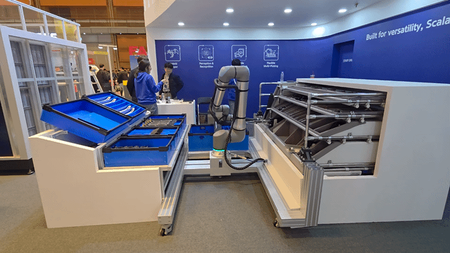 본문 이미지 - 4일 서울 코엑스에서 열린 '2026 스마트공장·자동화산업전'(AW 2026)에서 시연 중인 현대글로비스 로봇. 