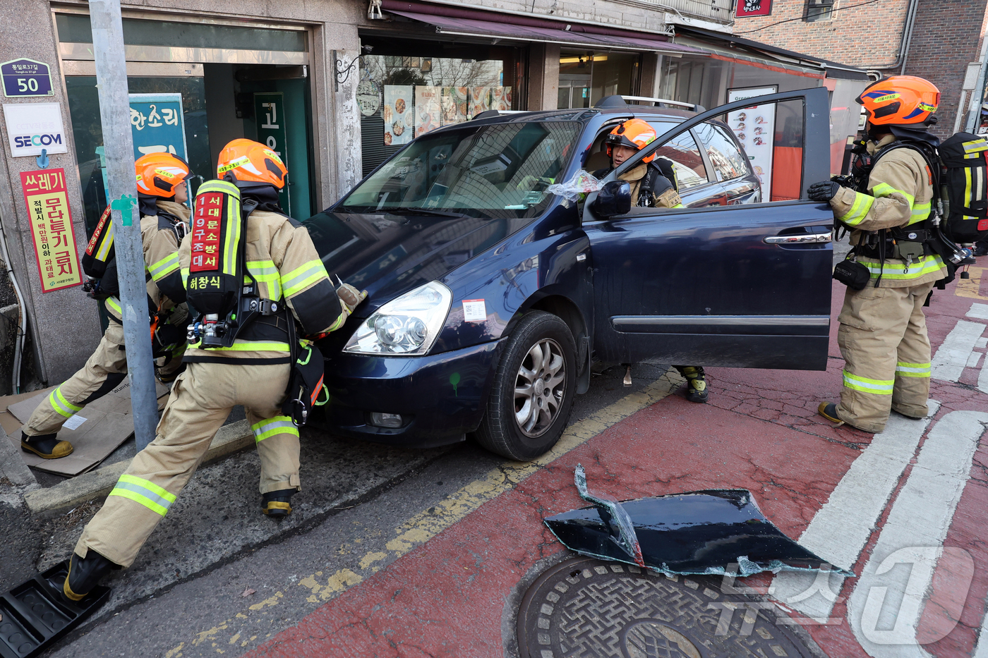 (서울=뉴스1) 황기선 기자 = 서울소방재난본부가 지난 4일 오후 서울 서대문구 소방영웅길에서 긴급출동방해 차량 강제처분 훈련을 하고 있다. 2026.3.5/뉴스1