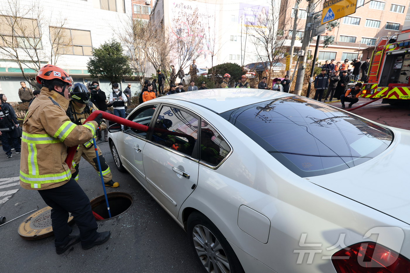 (서울=뉴스1) 황기선 기자 = 서울소방재난본부가 지난 4일 오후 서울 서대문구 소방영웅길에서 긴급출동방해 차량 강제처분 훈련을 하고 있다. 2026.3.5/뉴스1