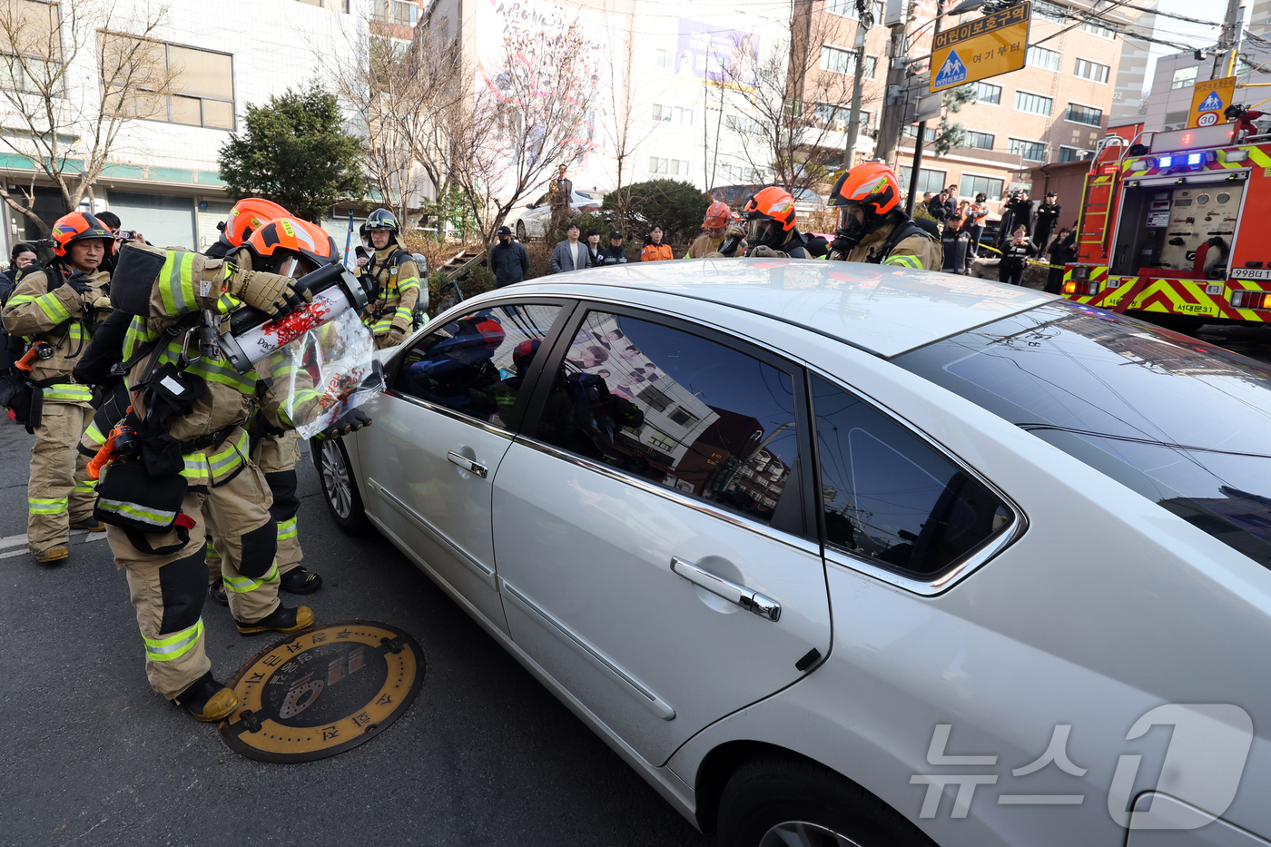 (서울=뉴스1) 황기선 기자 = 서울소방재난본부가 지난 4일 오후 서울 서대문구 소방영웅길에서 긴급출동방해 차량 강제처분 훈련을 하고 있다. 2026.3.5/뉴스1