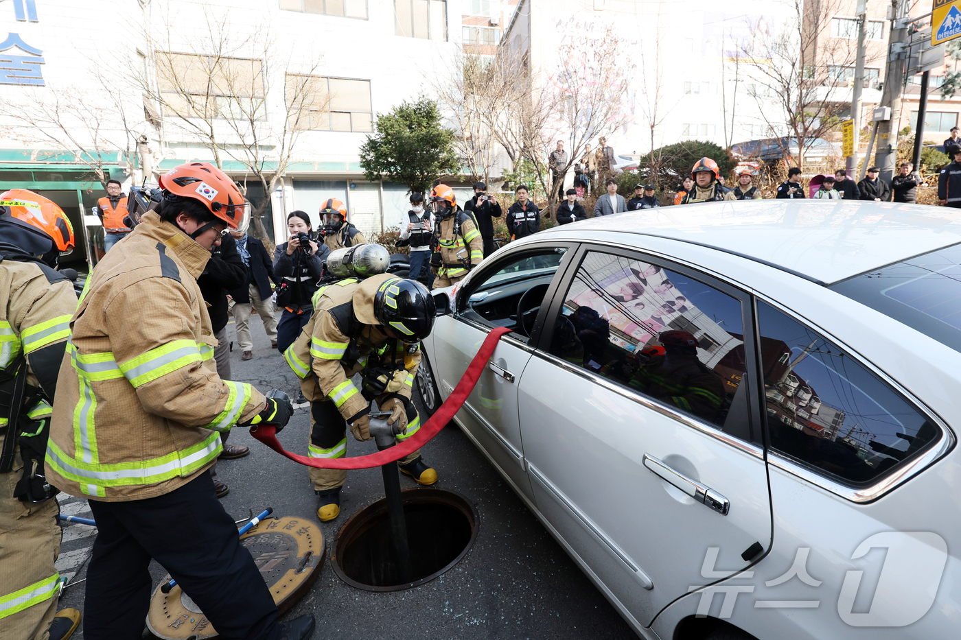 (서울=뉴스1) 황기선 기자 = 서울소방재난본부가 지난 4일 오후 서울 서대문구 소방영웅길에서 긴급출동방해 차량 강제처분 훈련을 하고 있다. 2026.3.5/뉴스1