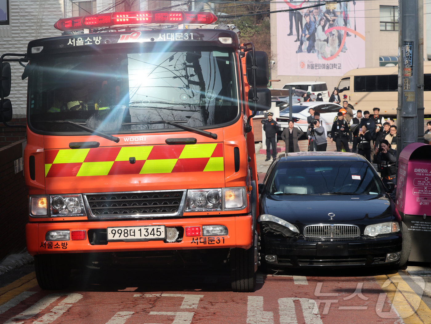 (서울=뉴스1) 황기선 기자 = 서울소방재난본부가 지난 4일 오후 서울 서대문구 소방영웅길에서 긴급출동방해 차량 강제처분 훈련을 하고 있다. 2026.3.5/뉴스1