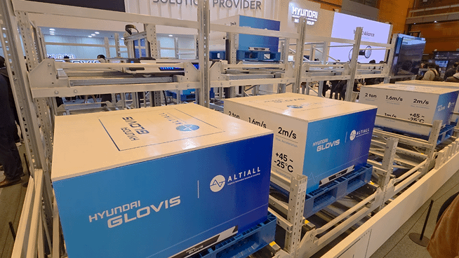 본문 이미지 - 4일 서울 코엑스에서 열린 '2026 스마트공장·자동화산업전'(AW 2026)에서 시연 중인 현대글로비스 로봇.  