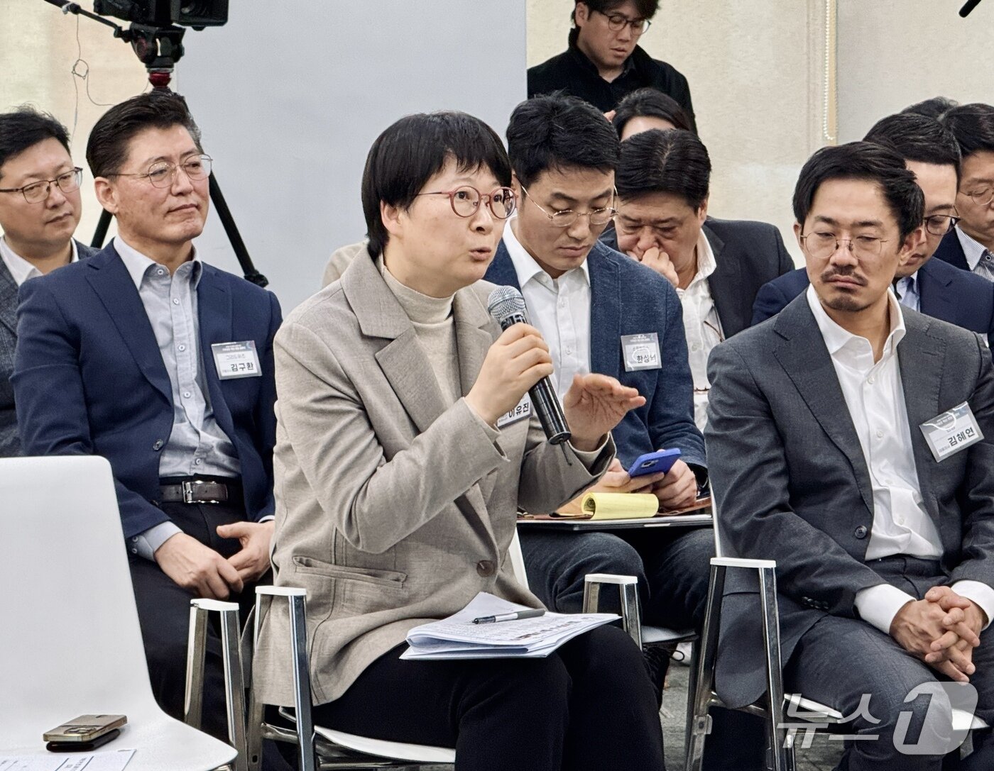 본문 이미지 - 이유진 이재명정부 대통령실 기후환경에너지비서관이 4일 서울 마포구 프론트원 디캠프 마포에서 열린 기후테크 혁신 연합 출범식에서 김성환 기후에너지환경부 장관과 한성숙 중소벤처기업부 장관 발언을 듣고 있다. 2026.3.4/뉴스1 ⓒ 뉴스1 황덕현 기자