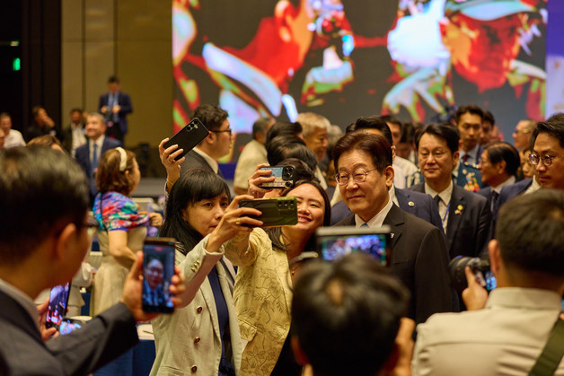 한·필리핀 비즈니스 포럼 참석자들과 기념촬영 하는 이재명 대통령