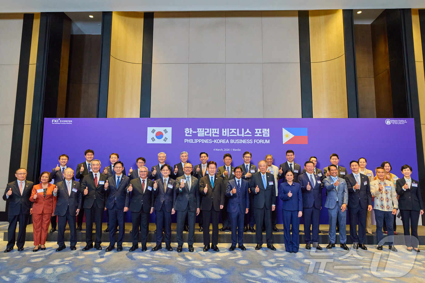 (마닐라(필리핀)=뉴스1) 허경 기자 = 필리핀을 국빈 방문한 이재명 대통령이 4일(현지시간) 필리핀 마닐라 한 호텔에서 열린 한·필 비즈니스 포럼에서 참석자들과 기념촬영을 하고 …