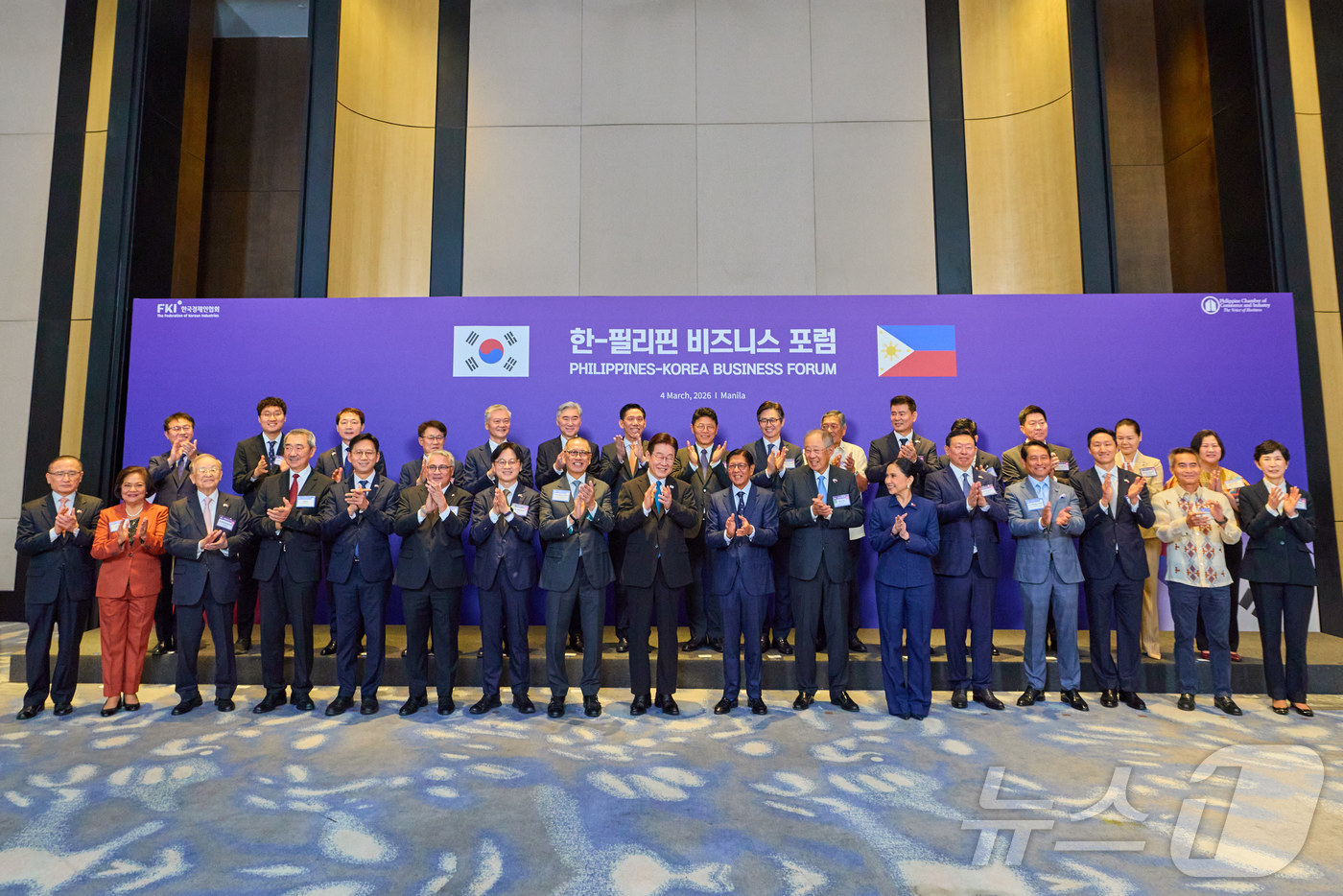 (마닐라(필리핀)=뉴스1) 허경 기자 = 필리핀을 국빈 방문한 이재명 대통령이 4일(현지시간) 필리핀 마닐라 한 호텔에서 열린 한·필 비즈니스 포럼에서 참석자들과 기념촬영을 하고 …