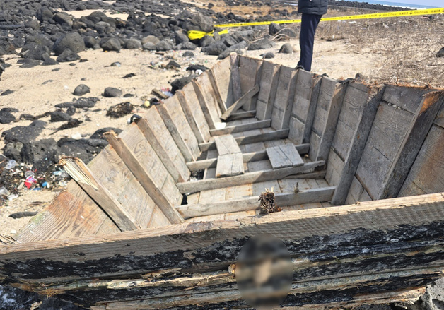 제주에 떠내려온 북한 어선