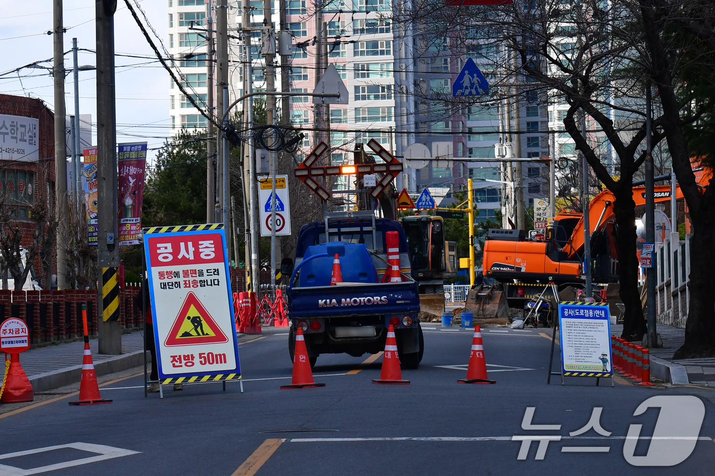 (포항=뉴스1) 최창호 기자 = 4일 오후 경북 포항시 북구 장량동 도로에서 사전 예고없이 하수관로 공사가 진행되면서 시민들이 불편을 호소하고 있다. 2026.3.4/뉴스1