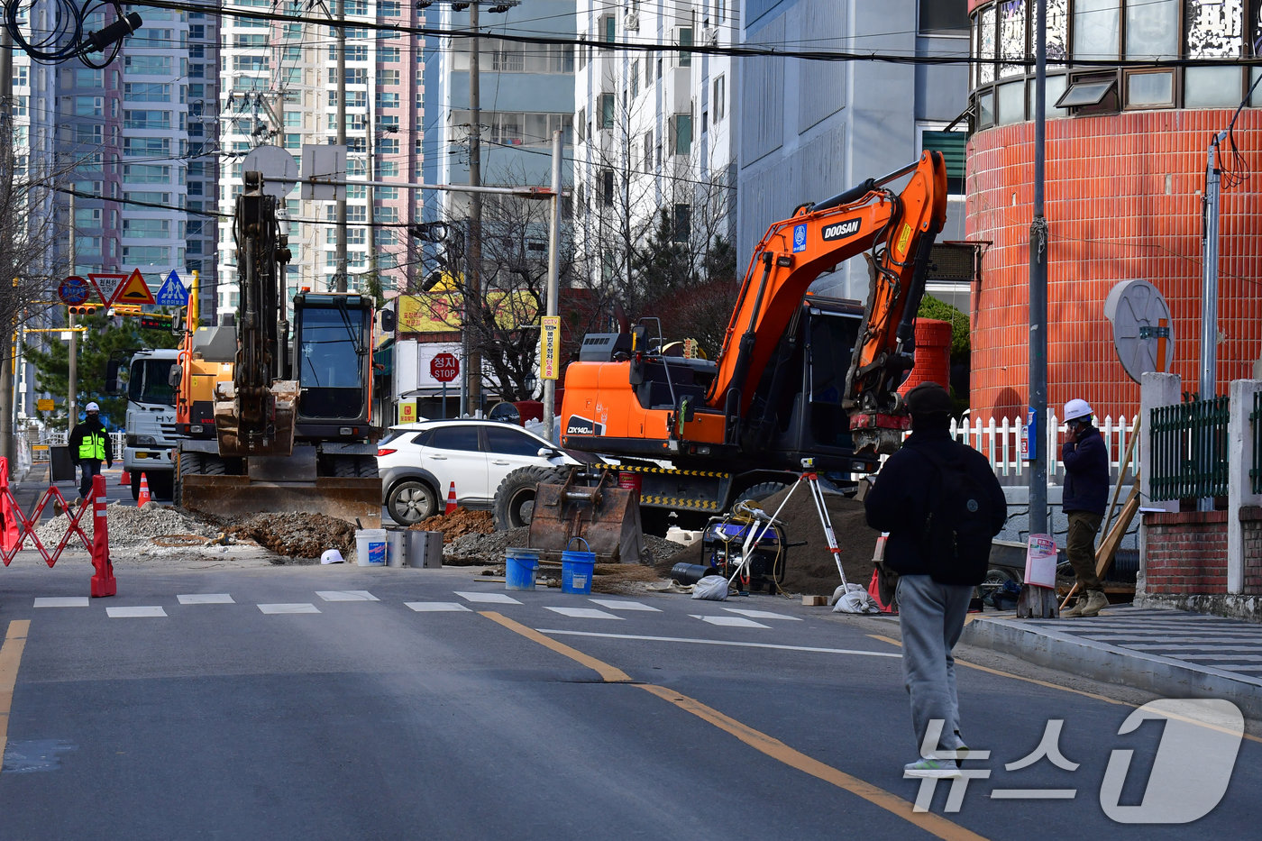 (포항=뉴스1) 최창호 기자 = 4일 오후 경북 포항시 북구 장량동 도로에서 사전 예고없이 하수관로 공사가 진행되면서 시민들이 불편을 호소하고 있다. 2026.3.4/뉴스1