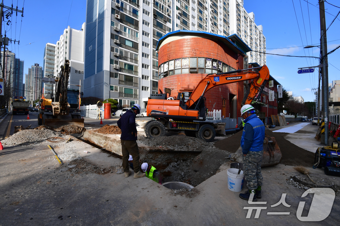 (포항=뉴스1) 최창호 기자 = 4일 오후 경북 포항시 북구 장량동 도로에서 하수관로 공사가 진행되면서 시민들이 불편을 호소하고 있다. 2026.3.4/뉴스1