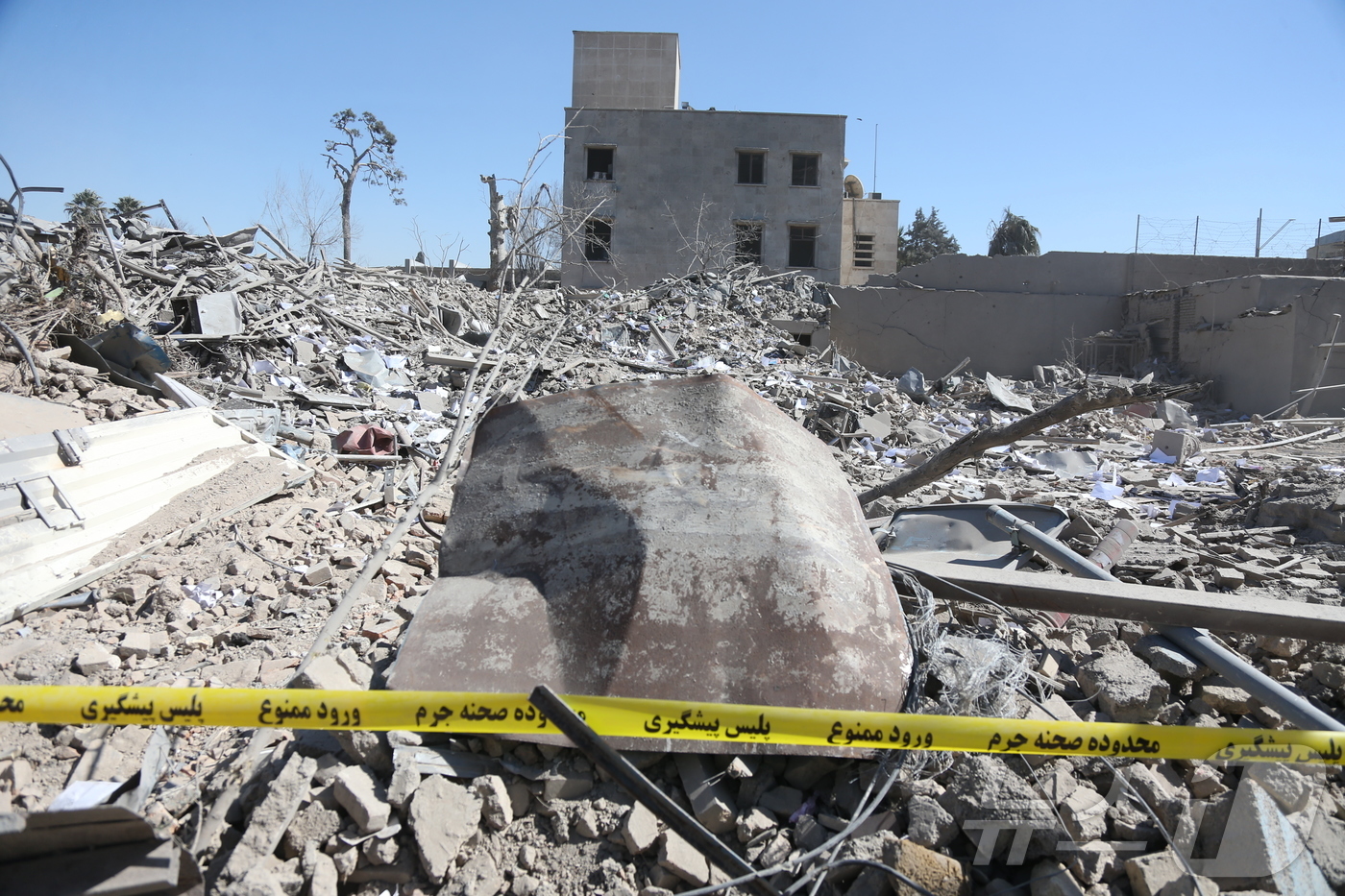 (테헤란 신화=뉴스1) 최종일 선임기자 = 3일(현지시간) 촬영된 이 사진은 미국과 이스라엘의 공습 이후 이란 테헤란의 파손된 건물들과 잔해들을 보여주고 있다. 2026.03.03 …