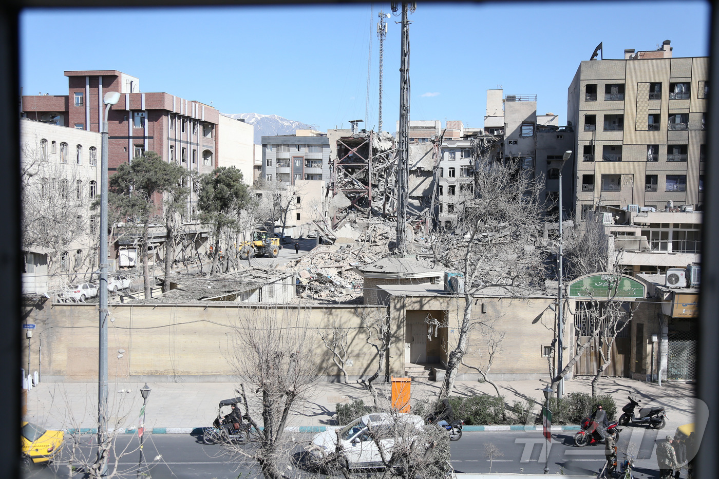 (테헤란 신화=뉴스1) 최종일 선임기자 = 3일(현지시간) 촬영된 이 사진은 미국과 이스라엘의 공습 이후 이란 테헤란의 파손된 건물들과 잔해들을 보여주고 있다. 2026.03.03 …