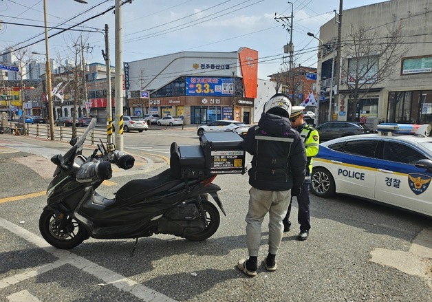 전북경찰, '3·1절' 폭주족 특별단속서 신호위반 등 52건 적발