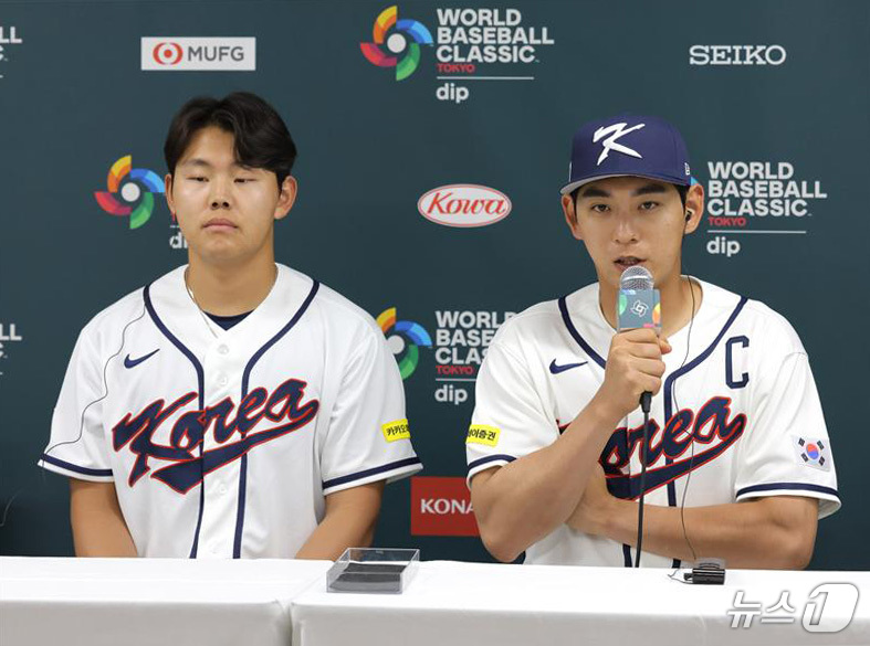 (도쿄=뉴스1) = 2026 월드베이스볼클래식(WBC) 대한민국 국가대표팀 이정후가 4일 일본 도쿄돔에서 체코와의 1차전 경기를 하루 앞두고 기자회견을 하고 있다. 왼쪽은 투수 소 …