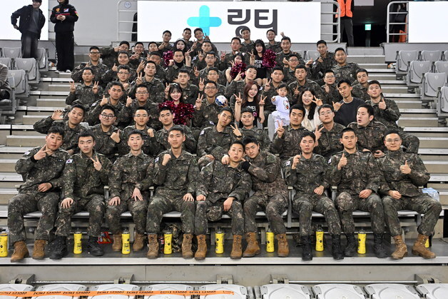 핸드볼 경기장 가득 메운 군 장병…H리그·육군 윈윈제휴