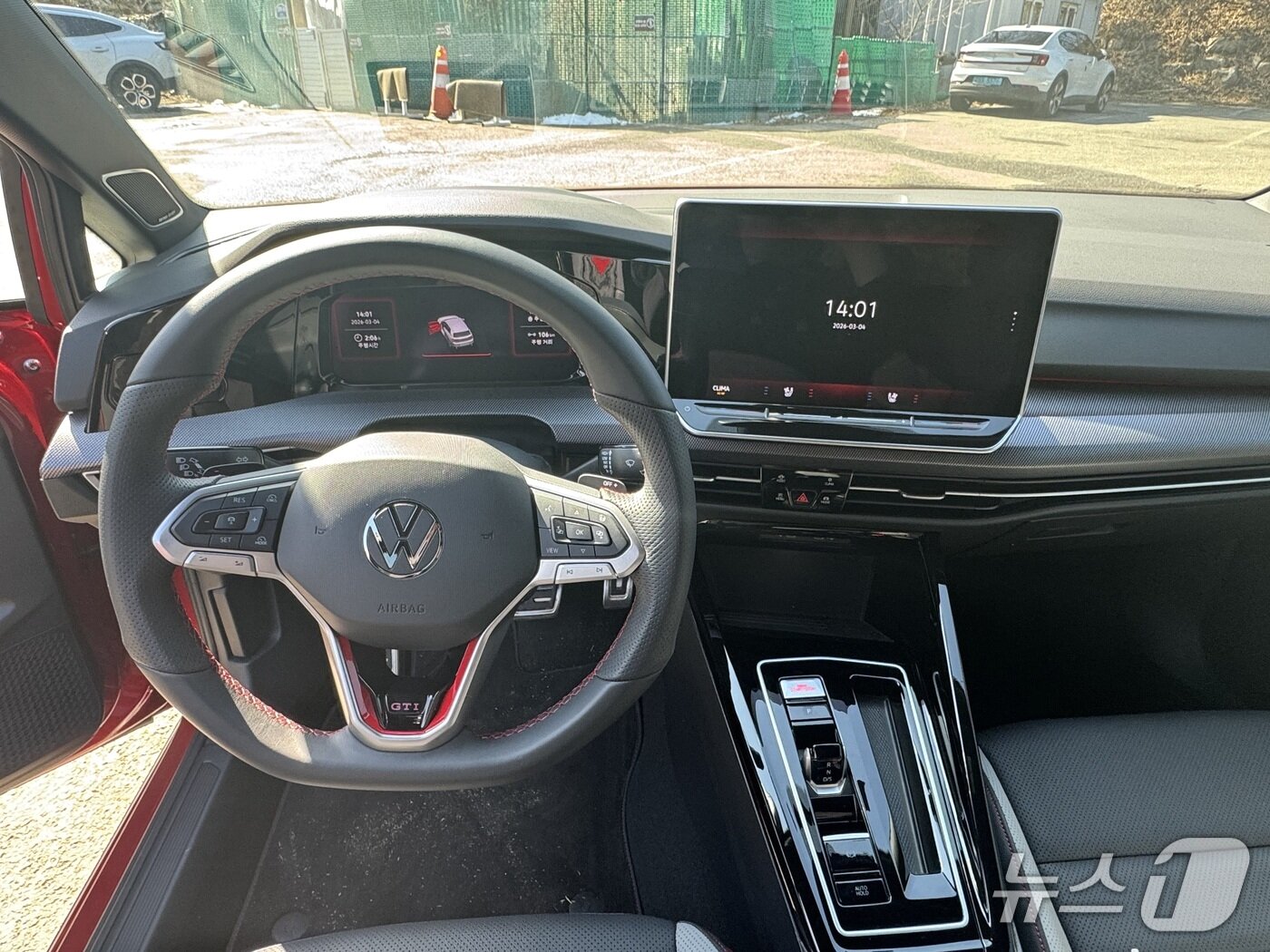 본문 이미지 - 폭스바겐 골프 GTI 내부 ⓒ 뉴스1 박종홍 기자