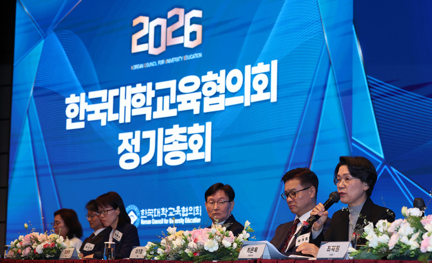 질의에 답하는 최은옥 차관