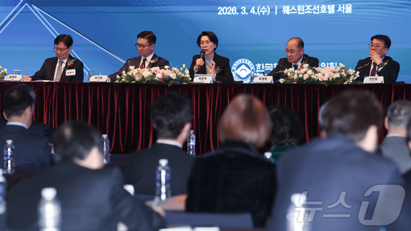 (서울=뉴스1) 김성진 기자 = 최은옥 교육부 차관이 4일 서울 중구 웨스틴조선호텔에서 열린 2026 한국대학교육협의회 정기총회에서 대학 총장의 질문에 답하고 있다. 2026.3. …