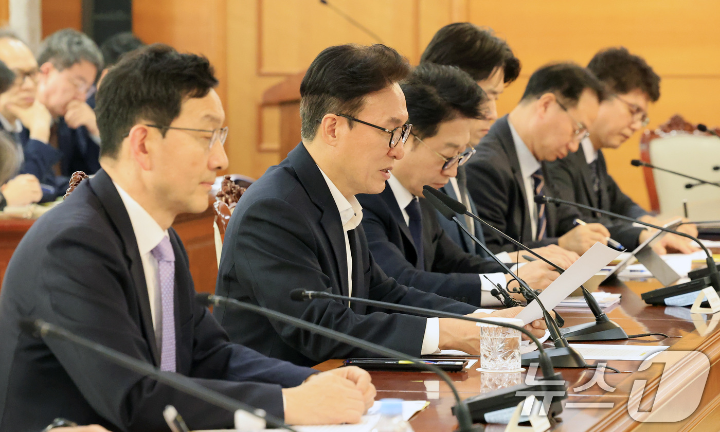 (서울=뉴스1) 임세영 기자 = 김민석 국무총리가 4일 서울 종로구 정부서울청사에서 열린 중동 상황점검 관계부처회의에서 모두발언을 하고 있다. 2026.3.4/뉴스1