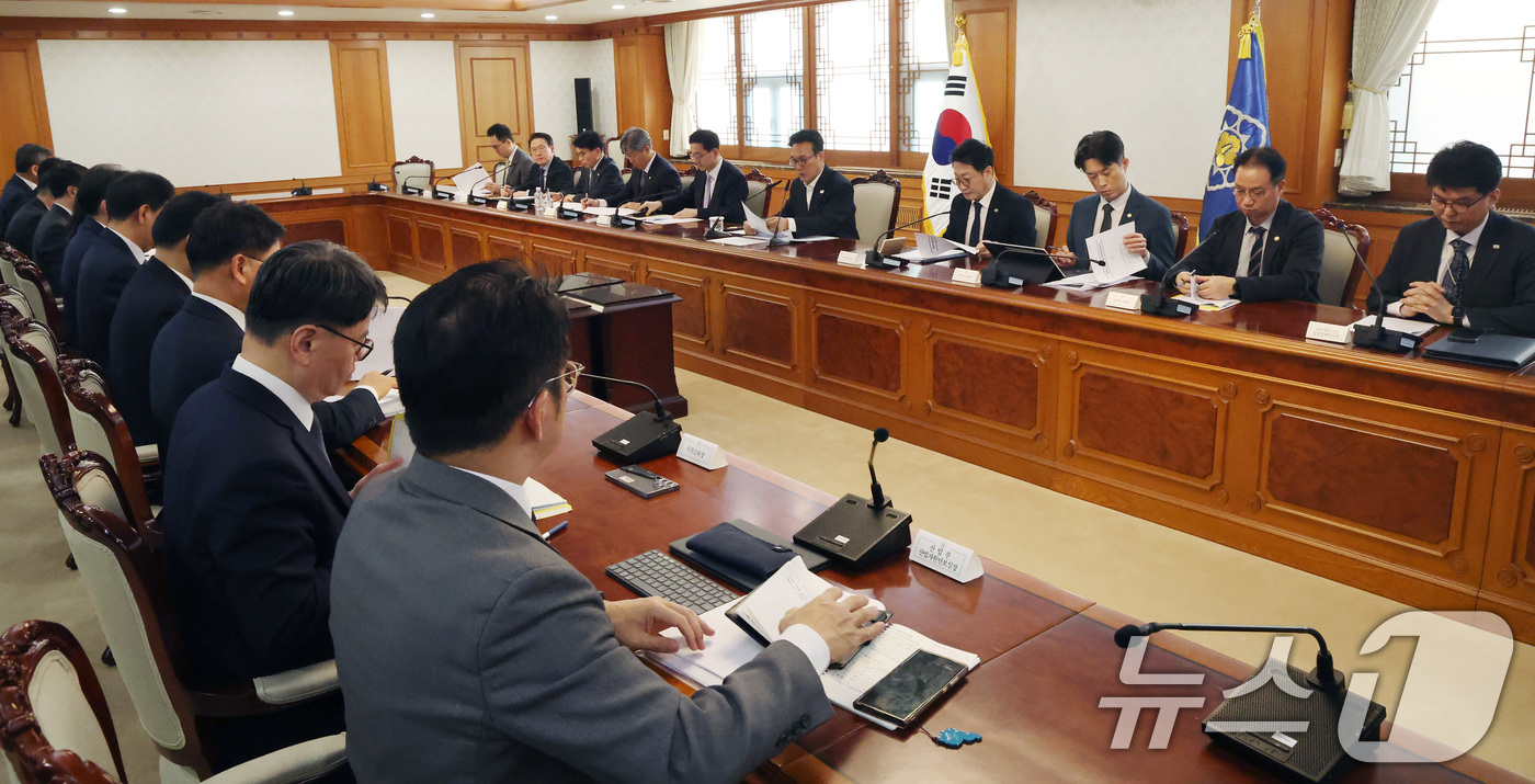 (서울=뉴스1) 임세영 기자 = 김민석 국무총리가 4일 서울 종로구 정부서울청사에서 열린 중동 상황점검 관계부처회의에서 모두발언을 하고 있다. 2026.3.4/뉴스1