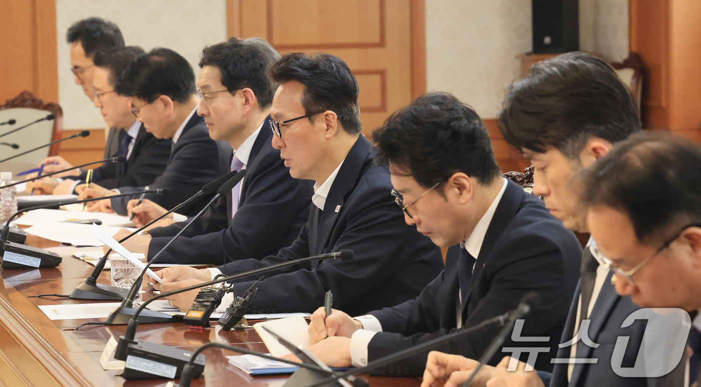 (서울=뉴스1) 임세영 기자 = 김민석 국무총리가 4일 서울 종로구 정부서울청사에서 열린 중동 상황점검 관계부처회의에서 모두발언을 하고 있다. 2026.3.4/뉴스1