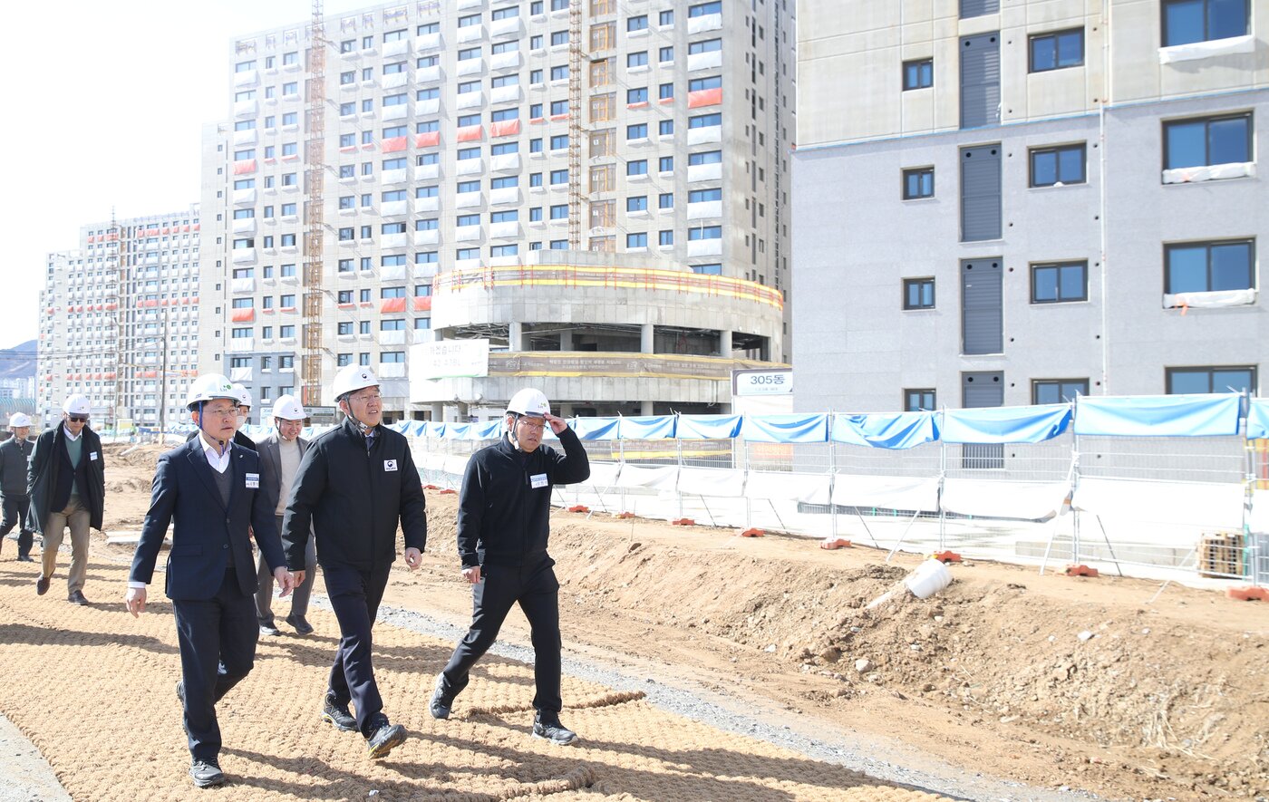 본문 이미지 - 김이탁 국토교통부 1차관(가운데)이 인천 계양 공공주택지구를 방문해 현장을 점검하고 있다(국토교통부 제공).ⓒ 뉴스1