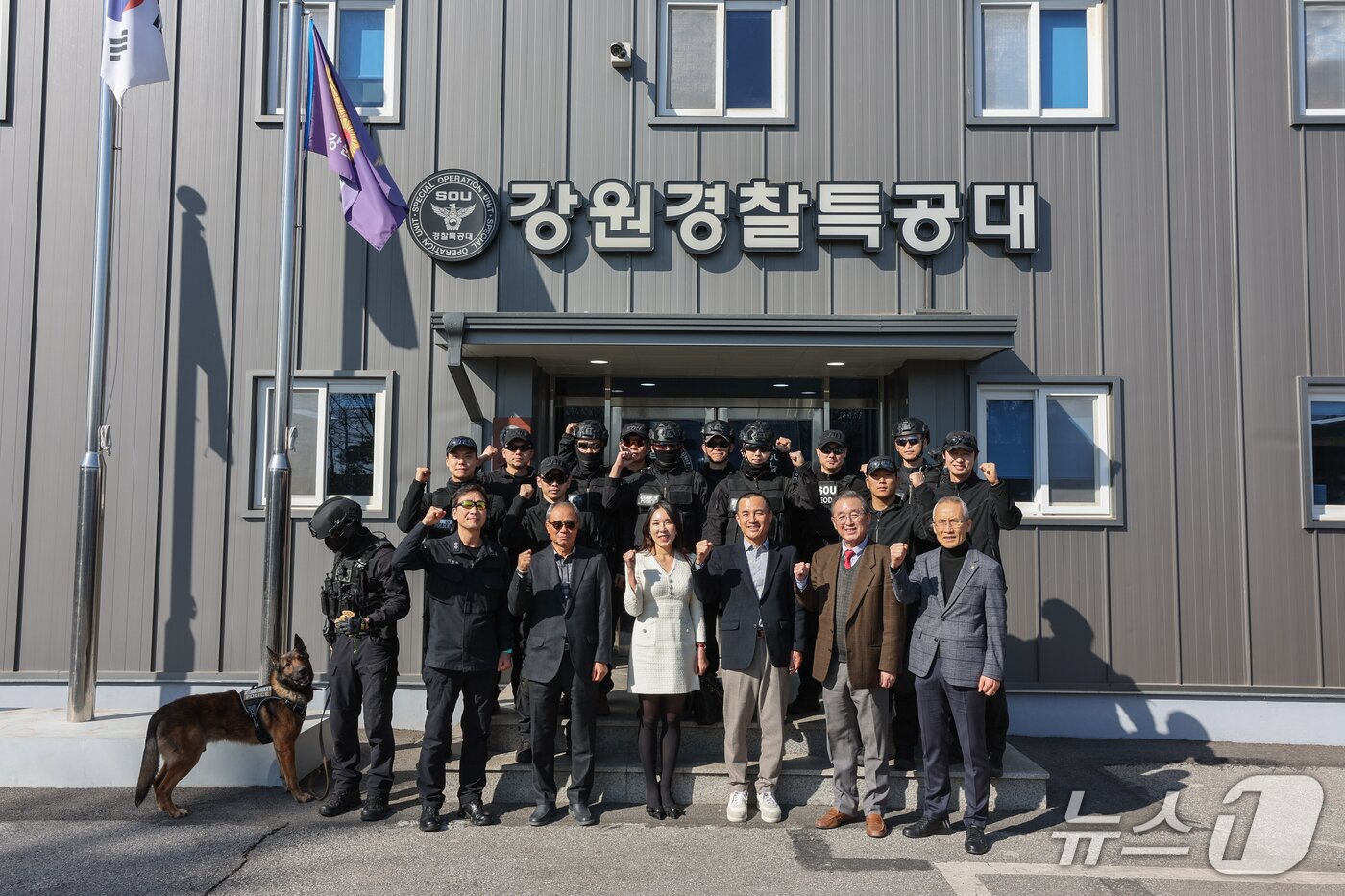 본문 이미지 - 김진태 강원지사는 4일 춘천시 신북읍에 위치한 강원경찰특공대를 방문해 치안 현장을 점검했다.(강원도 제공. 재판매 및 DB금지)/뉴스1