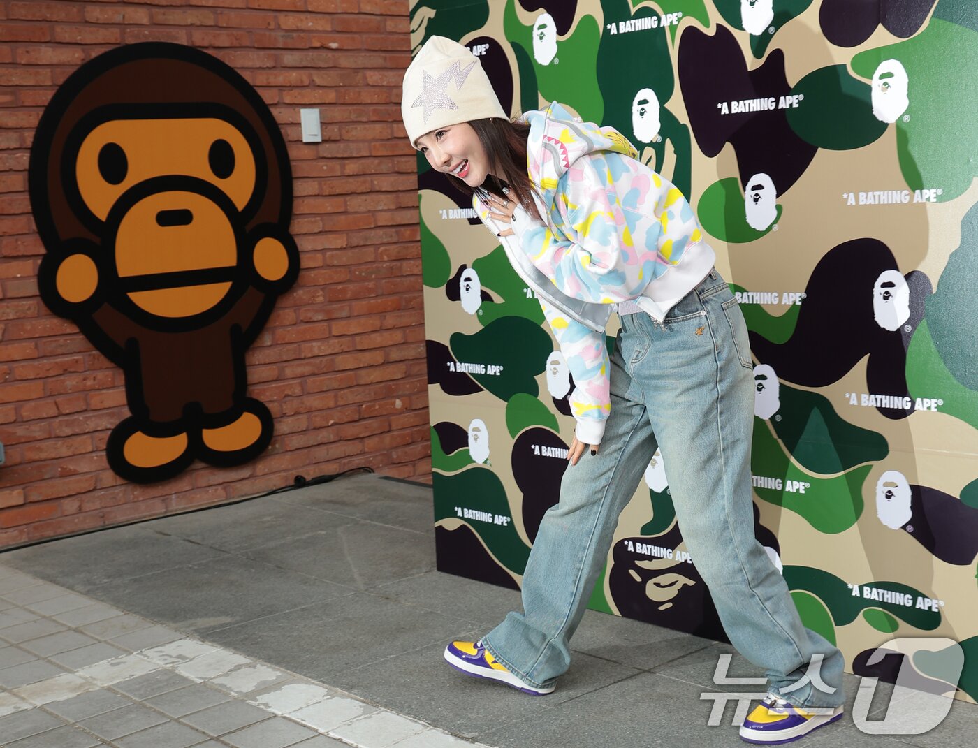 본문 이미지 - 2NE1(투애니원) 산다라박이 4일 서울 강남구 한 매장에서 열린 그랜드 오픈 행사에 참석해 인사를 하고 있다. ⓒ 뉴스1 권현진 기자