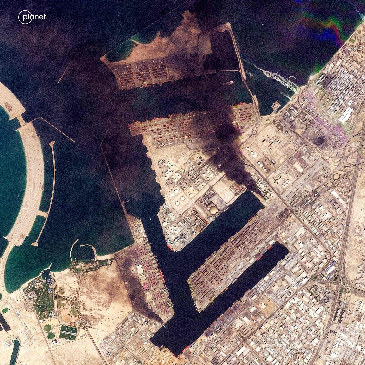 본문 이미지 - 이란 공습을 받은 UAE 두바이 제벨 알리 항구. 플래닛 랩스 PBC가 촬영한 위성사진. 2026.03.01 ⓒ AFP=뉴스1