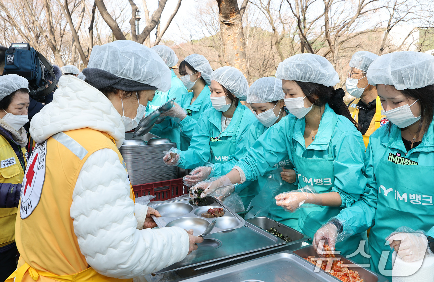 (대구=뉴스1) 공정식 기자 = iM뱅크 임직원과 iM대학생 홍보대사들이 4일 대구 달서구 두류공원에서 대한적십자사 대구지사 봉사회원과 함께 지역 주민을 위한 '행복한 밥상' 무료 …