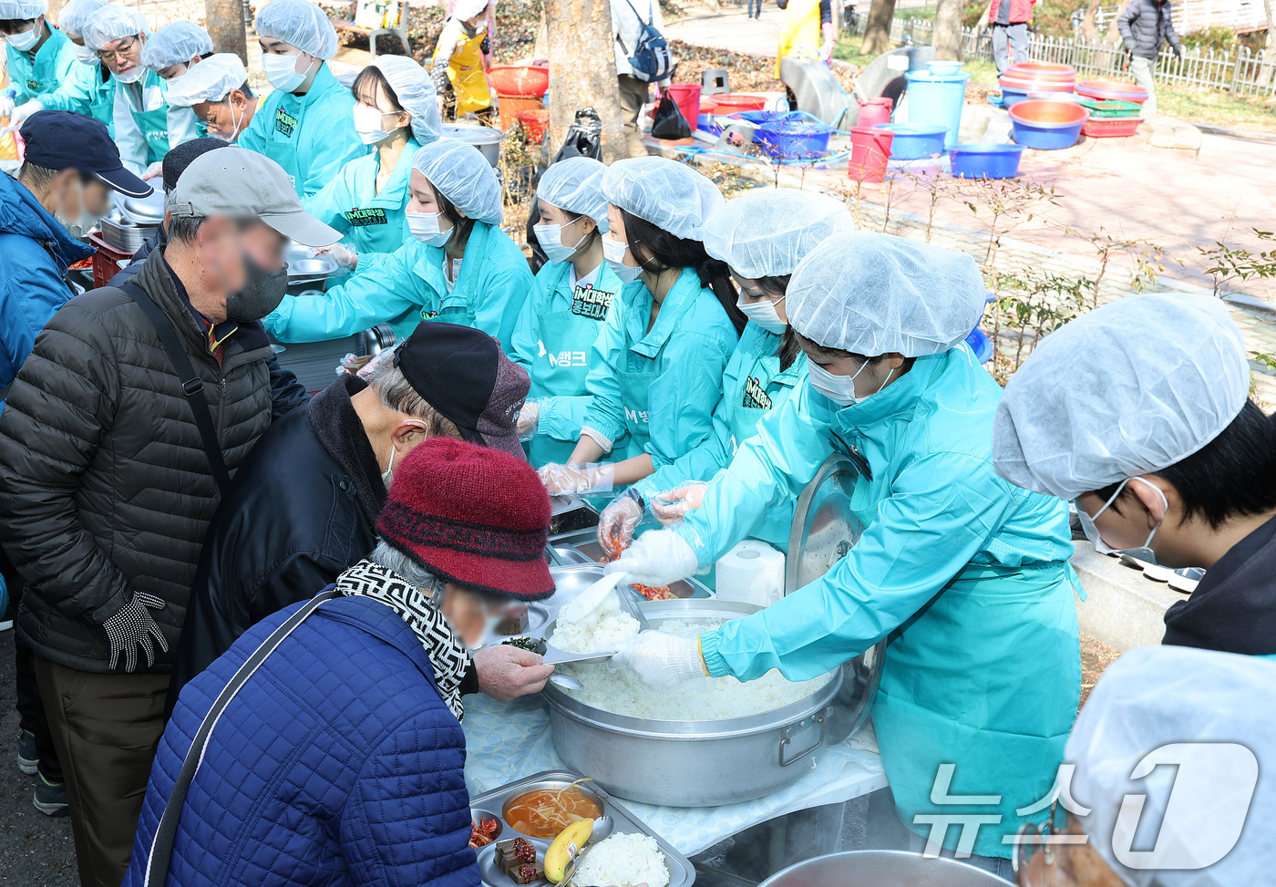 (대구=뉴스1) 공정식 기자 = iM뱅크 임직원과 iM대학생 홍보대사들이 4일 대구 달서구 두류공원에서 대한적십자사 대구지사 봉사회원과 함께 지역 주민을 위한 '행복한 밥상' 무료 …