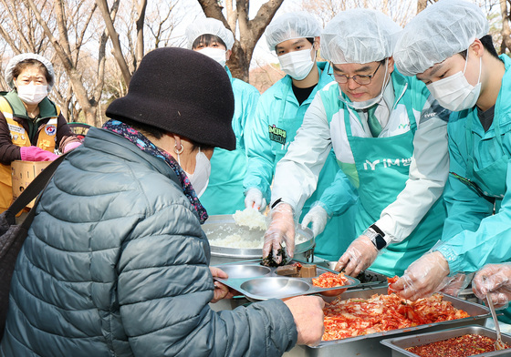 iM뱅크-적십자 대구지사 '행복한 밥상' 무료급식 봉사