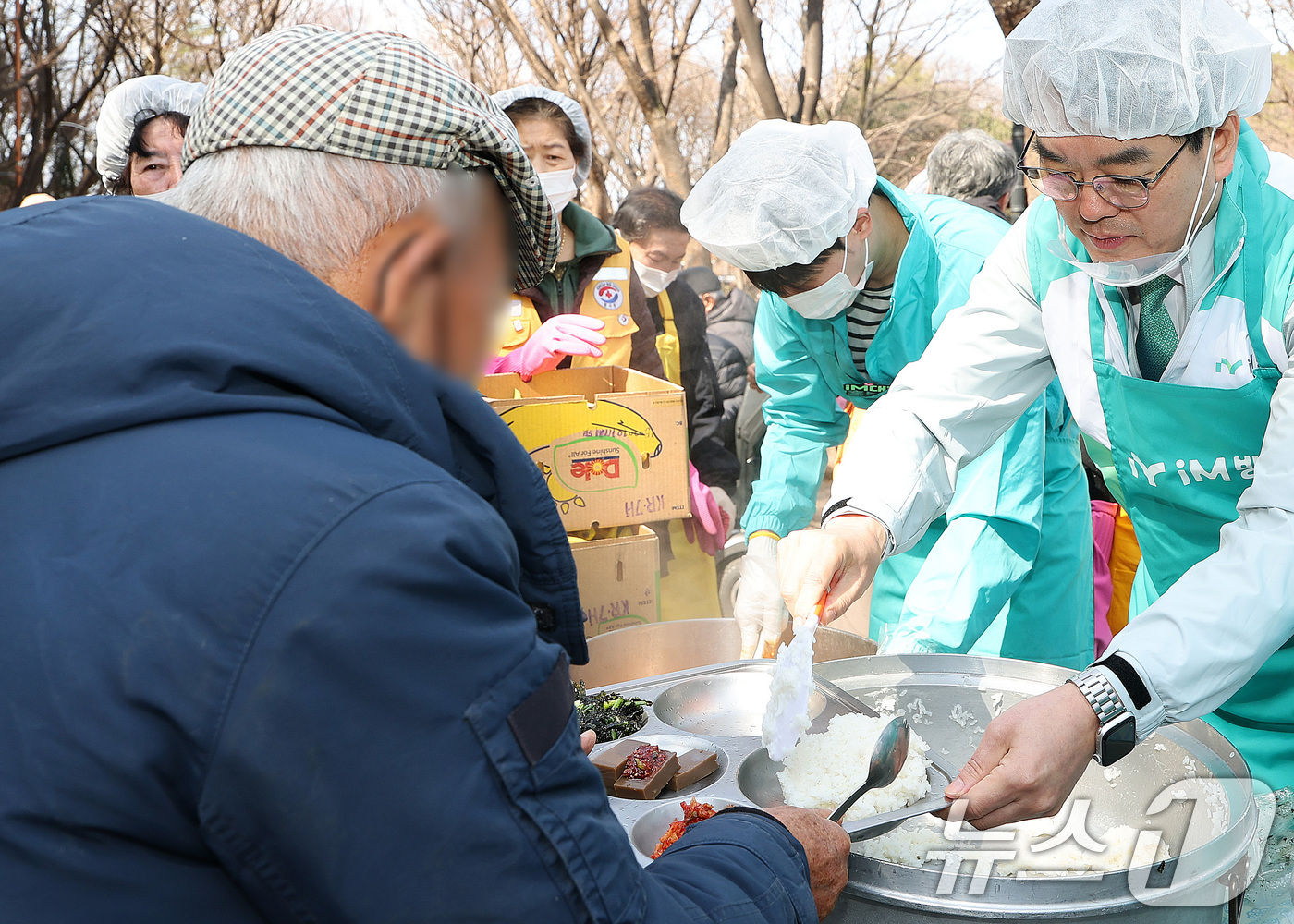 (대구=뉴스1) 공정식 기자 = iM뱅크 임직원과 iM대학생 홍보대사들이 4일 대구 달서구 두류공원에서 대한적십자사 대구지사 봉사회원과 함께 지역 주민을 위한 '행복한 밥상' 무료 …