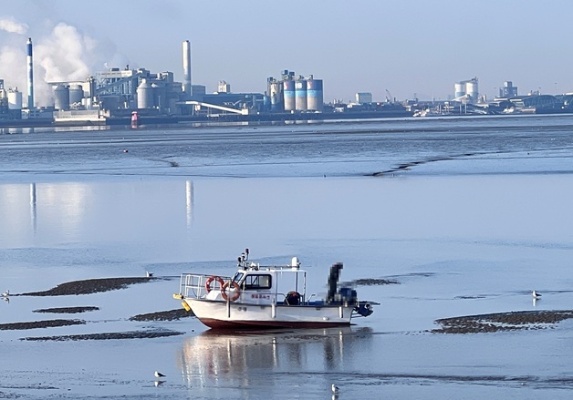 서천 장항신항 해상서 1.79톤 해양조사선 좌주