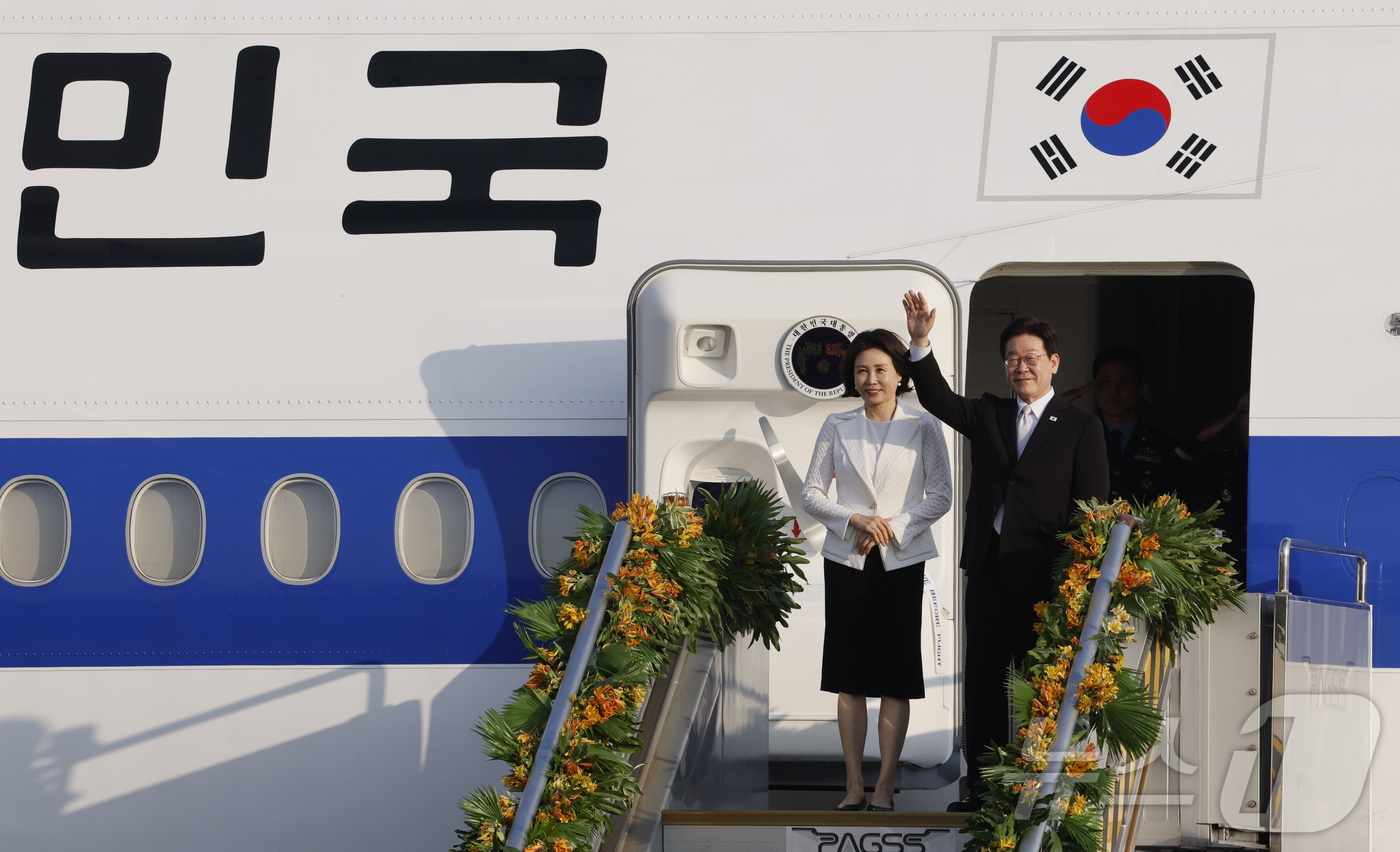 (마닐라(필리핀)=뉴스1) 허경 기자 = 필리핀 국빈 방문 일정을 마친 이재명 대통령과 김혜경 여사가 4일(현지시간) 필리핀 마닐라 빌라모어 군공항에서 공군1호기에 올라 인사를 하 …