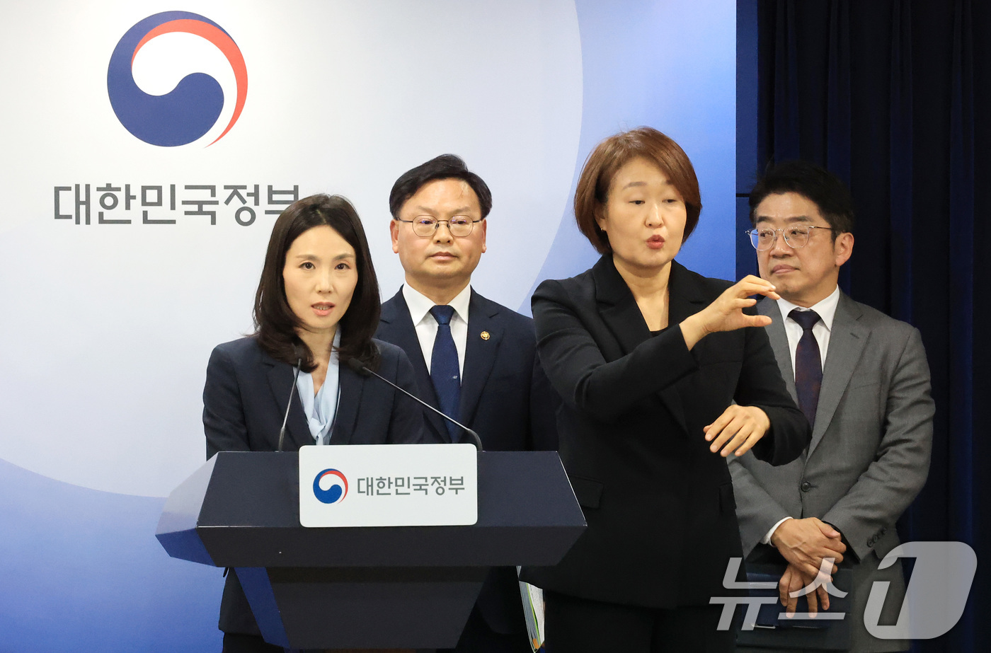 (서울=뉴스1) 임세영 기자 = 김진아 외교부 2차관이 4일 서울 종로구 정부서울청사에서 중동 상황점검 긴급 관계부처회의 관련 브리핑을 하고 있다.  2026.3.4/뉴스1