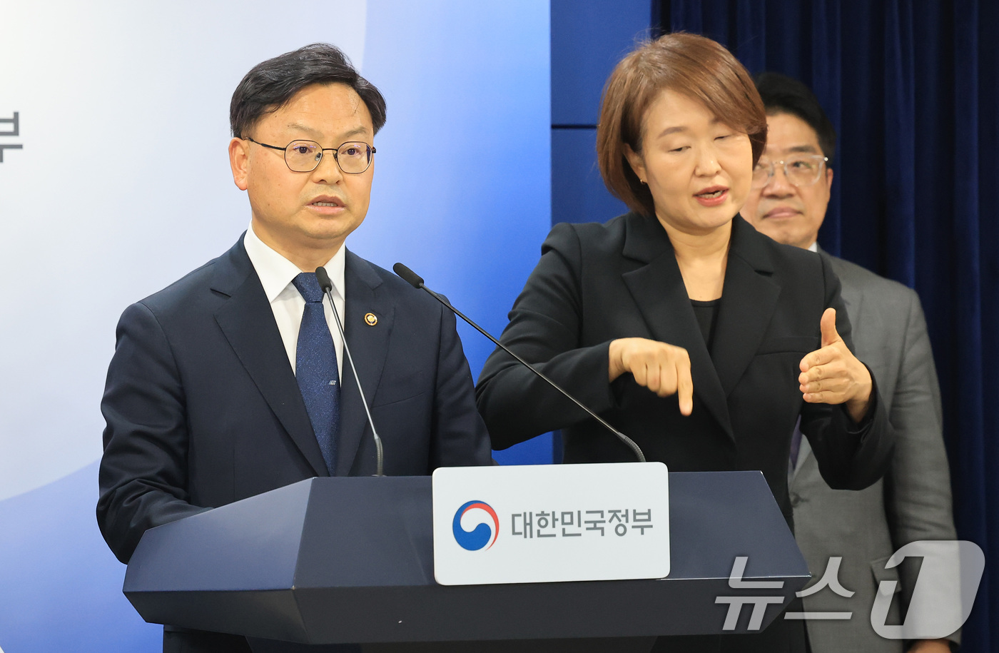 (서울=뉴스1) 임세영 기자 = 김성범 해양수산부 차관이 4일 서울 종로구 정부서울청사에서 중동 상황점검 긴급 관계부처회의 관련 브리핑을 하고 있다.  2026.3.4/뉴스1