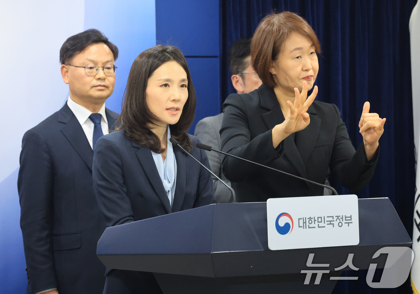 (서울=뉴스1) 임세영 기자 = 김진아 외교부 2차관이 4일 서울 종로구 정부서울청사에서 중동 상황점검 긴급 관계부처회의 관련 브리핑을 하고 있다.  2026.3.4/뉴스1