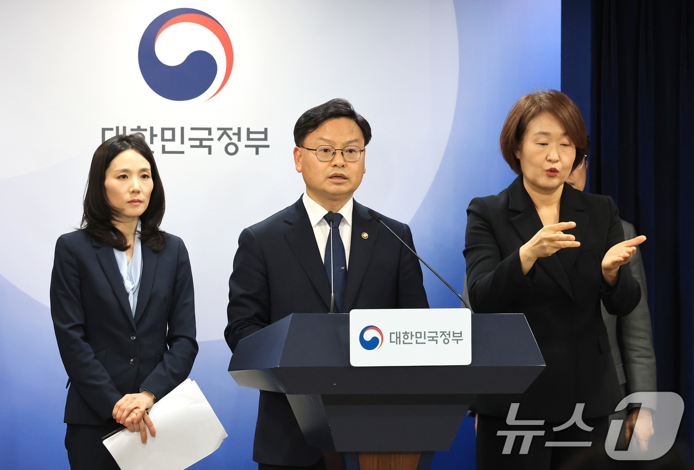 (서울=뉴스1) 임세영 기자 = 김성범 해양수산부 차관이 4일 서울 종로구 정부서울청사에서 중동 상황점검 긴급 관계부처회의 관련 브리핑을 하고 있다.  2026.3.4/뉴스1