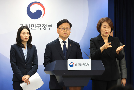 해수부 "호르무즈 해협 내측 국적선 26척, 외국적선 포함 한국인 186명 승선 중"