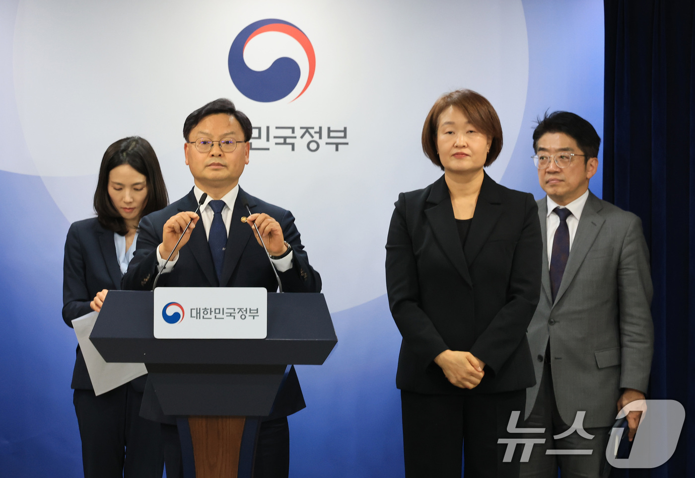 (서울=뉴스1) 임세영 기자 = 김성범 해양수산부 차관이 4일 서울 종로구 정부서울청사에서 중동 상황점검 긴급 관계부처회의 관련 브리핑을 하고 있다.  2026.3.4/뉴스1