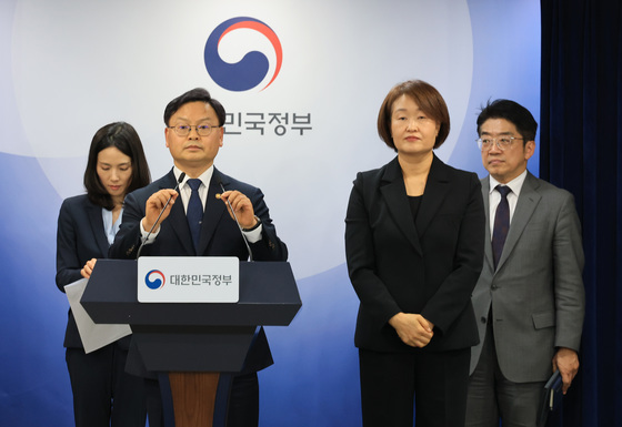 중동 상황점검 긴급 관계부처회의 관련 브리핑하는 김성범 해수부 차관