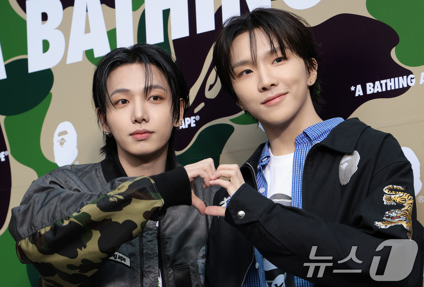 (서울=뉴스1) 권현진 기자 = 보이넥스트도어 명재현과 운학(오른쪽)이 4일 서울 강남구 한 매장에서 열린 그랜드 오픈 행사에 참석해 포즈를 취하고 있다. 2026.3.4/뉴스1
