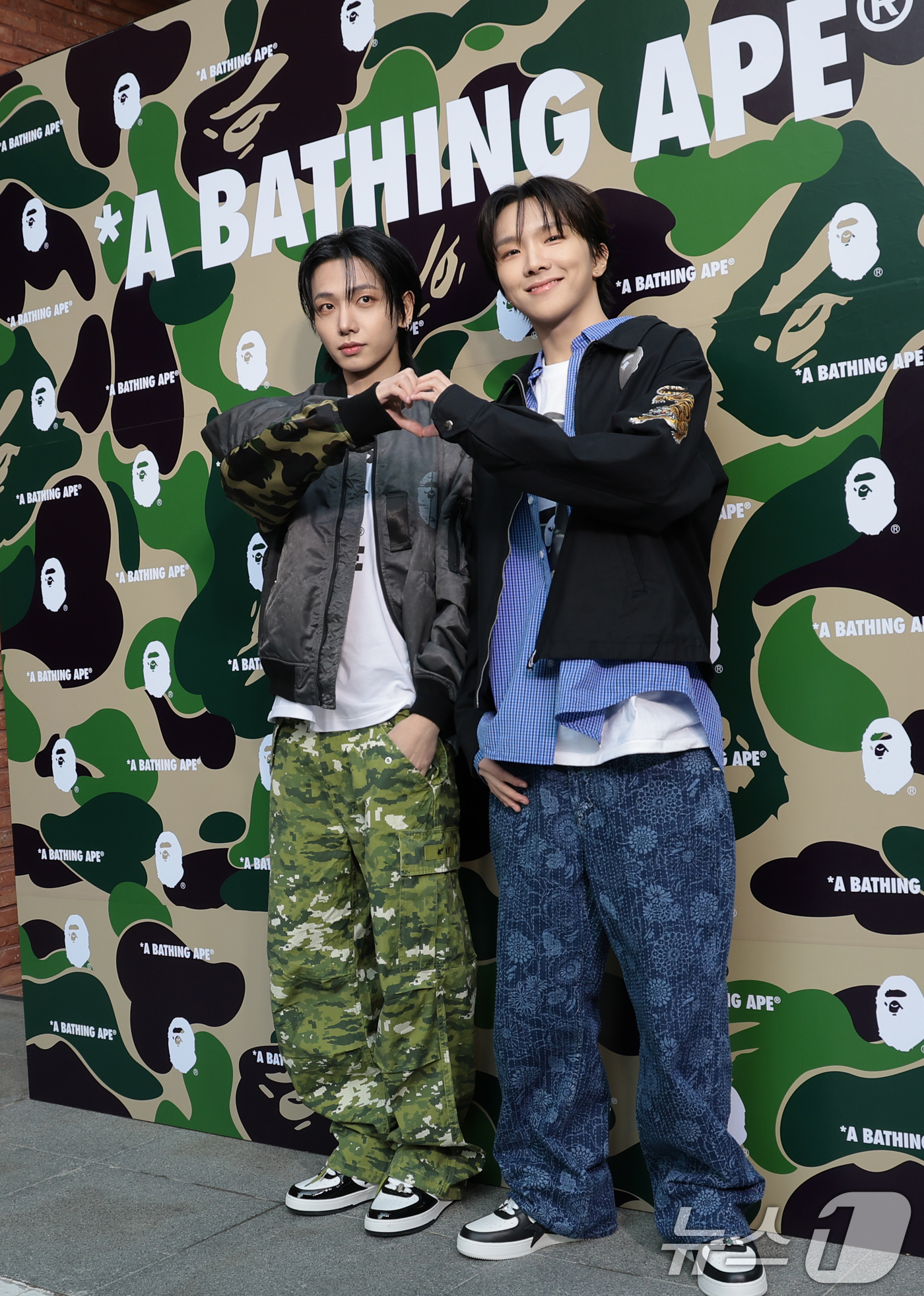 (서울=뉴스1) 권현진 기자 = 보이넥스트도어 명재현과 운학(오른쪽)이 4일 서울 강남구 한 매장에서 열린 그랜드 오픈 행사에 참석해 포즈를 취하고 있다. 2026.3.4/뉴스1