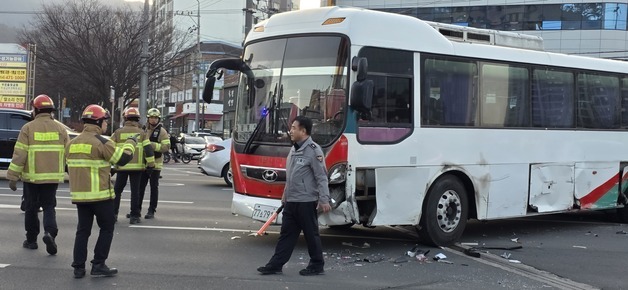 운전 중 의식 잃은 통근버스 기사, 중앙선 넘어 승용차 5대 추돌