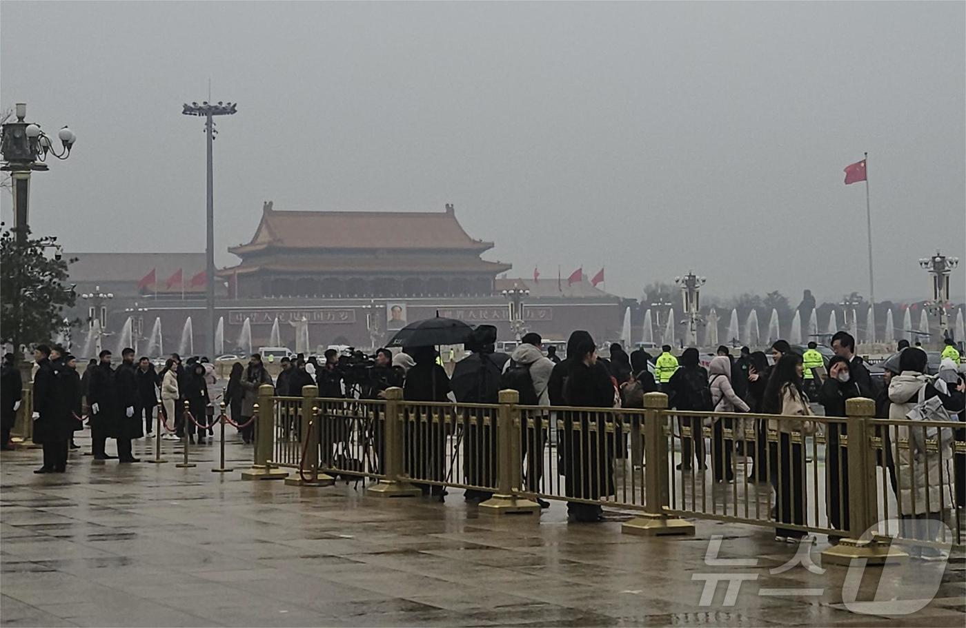 본문 이미지 - 중국 최대 정치행사인 양회가 개최되는 4일 인민대회당에서 바라본 천안문(톈안먼) 광장. ⓒ 뉴스1 정은지 특파원