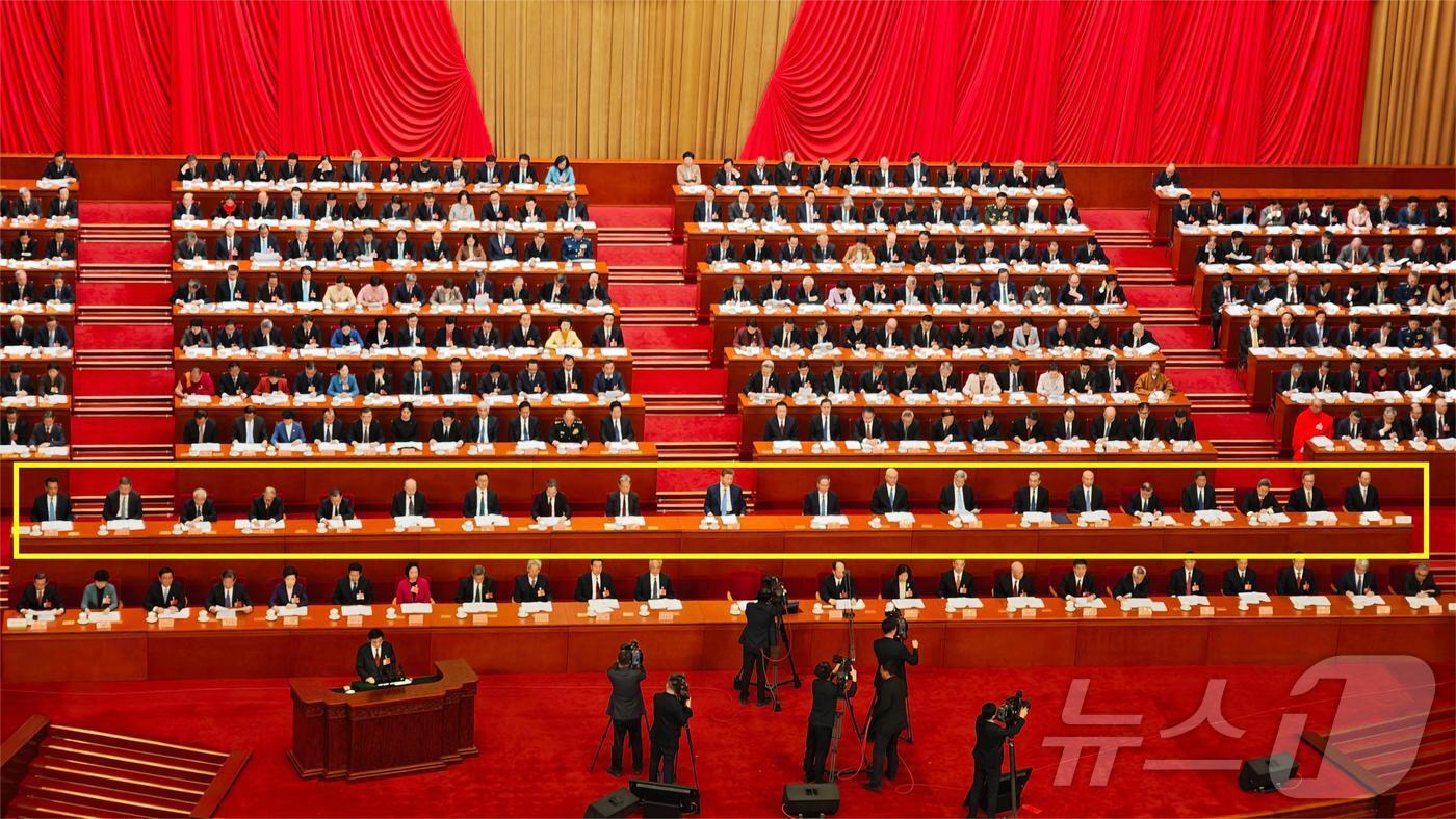 본문 이미지 - 중국 최대 정치행사인 양회 개막일인 4일 열린 정치협상회의 전국위원회 회의에 참석한 중국 지도부. 시진핑 주석이 앉아있는 주석단에는 시진핑 주석과 왕후닝 정협 주석(대표 발언 중)를 제외한 19명의 정치국 위원이 앉아있다. ⓒ 뉴스1 정은지 특파원