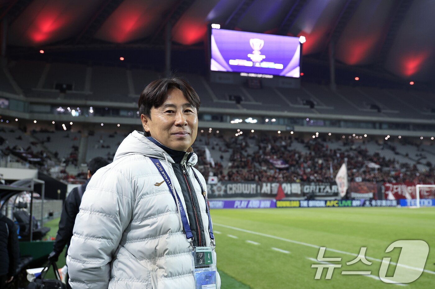 본문 이미지 - 김기동 FC서울 감독이 4일 오후 서울시 마포구 월드컵로 서울월드컵경기장에서 열린 아시아축구연맹(AFC) 챔피언스리그 엘리트(ACLE) 16강 1차전 FC서울과 비셀 고베의 경기에서 피치를 바라보고 있다. 2026.3.4 ⓒ 뉴스1 박정호 기자